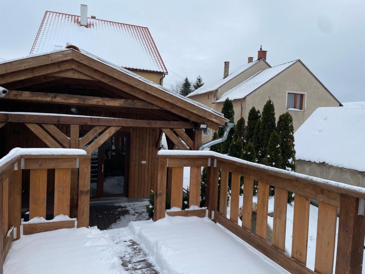Oeskarszt Apartman Urkut Екстериор снимка