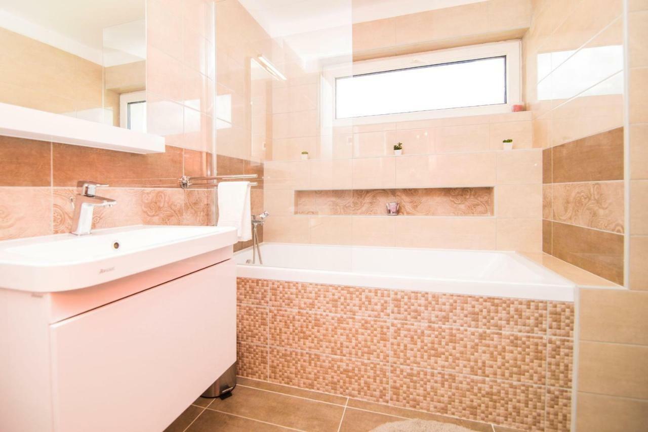 Oeskarszt Apartman Urkut Екстериор снимка